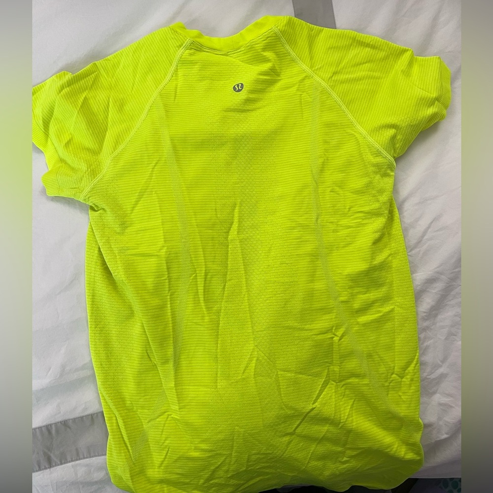 Lululemon Swiftly Tech Short-Sleeve Shirt 2.0
Hip Length